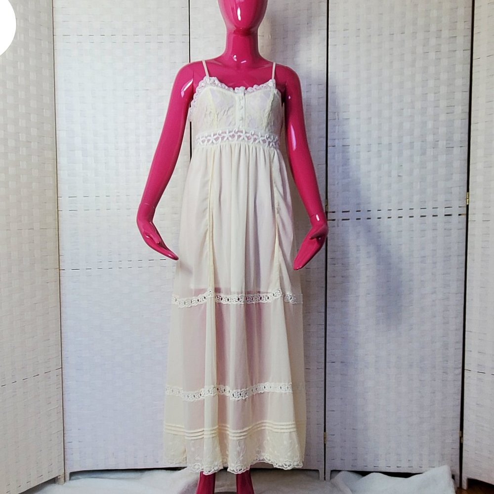 Sleeveless Lace Maxi Dress